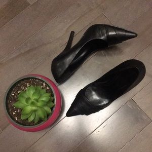 Hot black lightly used Aldo heels size 7!